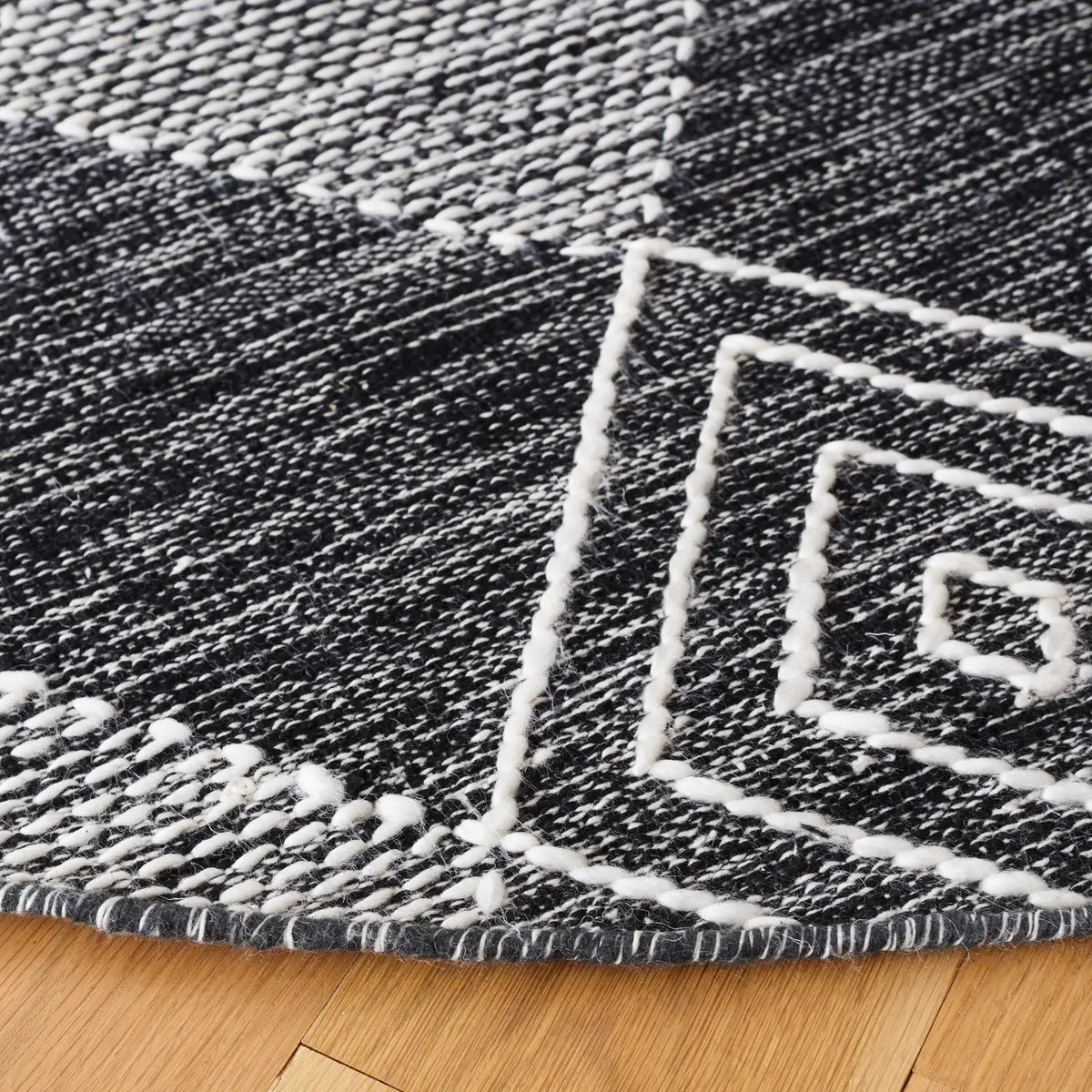 Safavieh Kilim 6'-0" x 6'-0" Rug in Black / Ivory