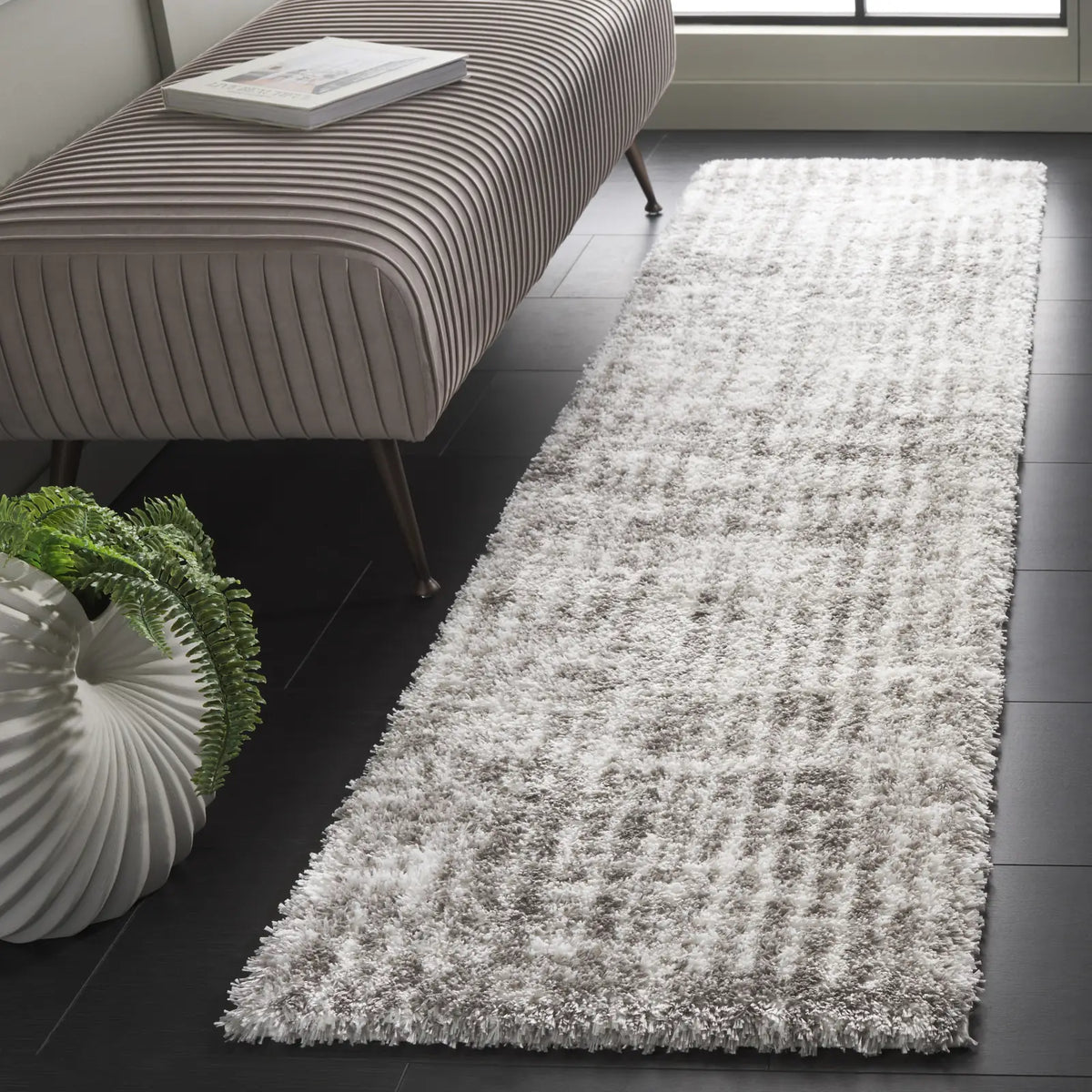 Safavieh Tahoe Shag 2'-0" x 8'-0" Rug in Ivory / Grey