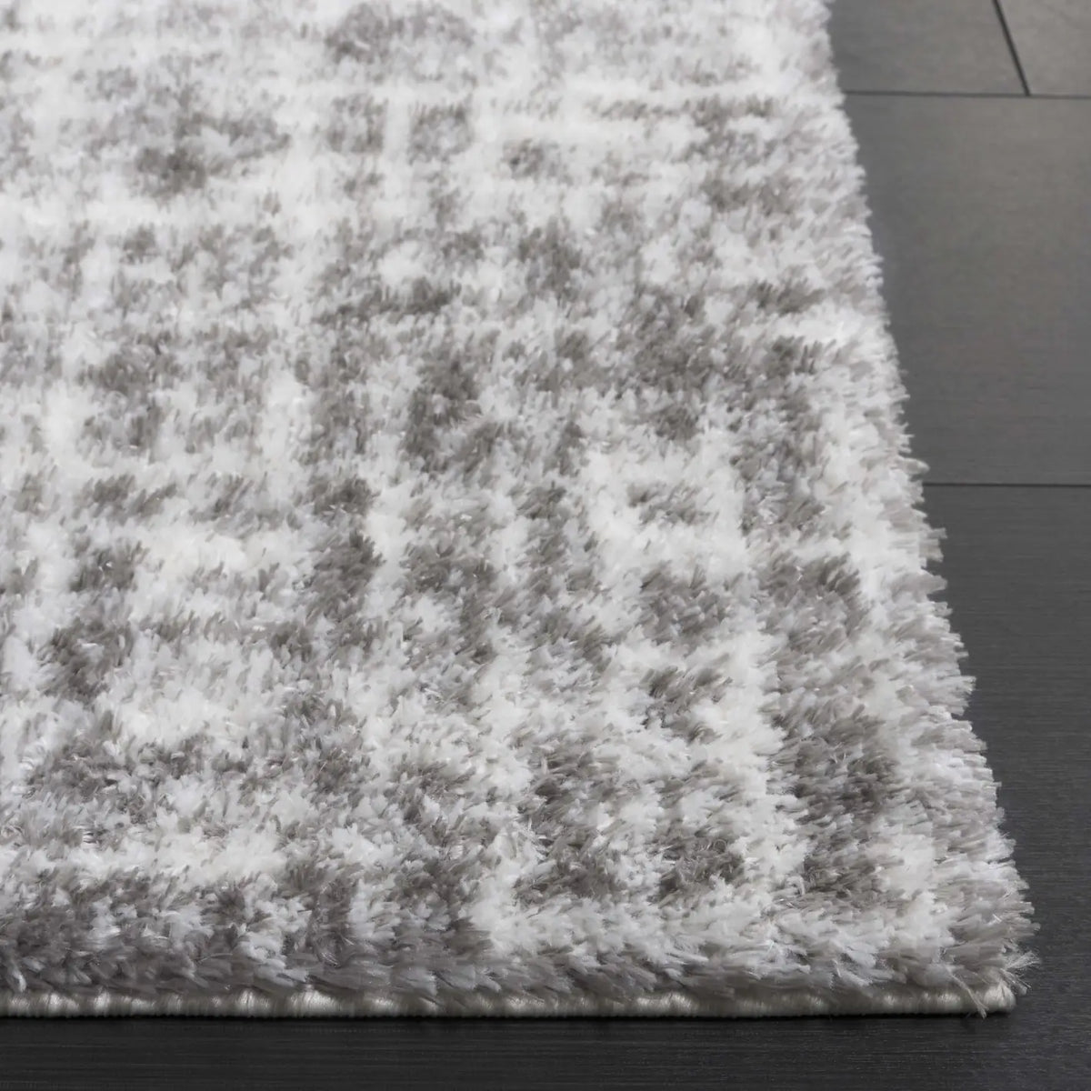 Safavieh Tahoe Shag 4'-0" x 6'-0" Rug in Ivory / Grey
