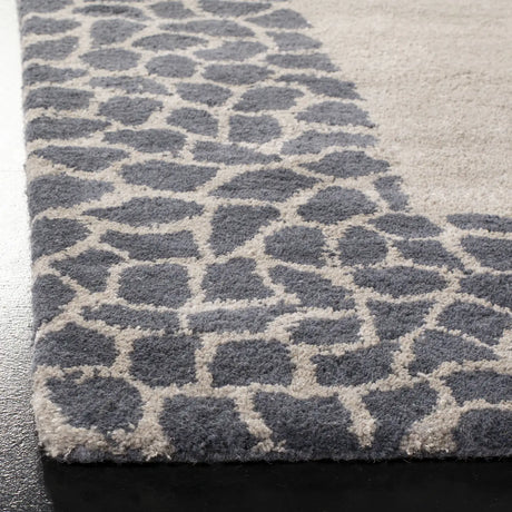 Safavieh Soho 3'-6" x 5'-6" Rug in Silver / Grey