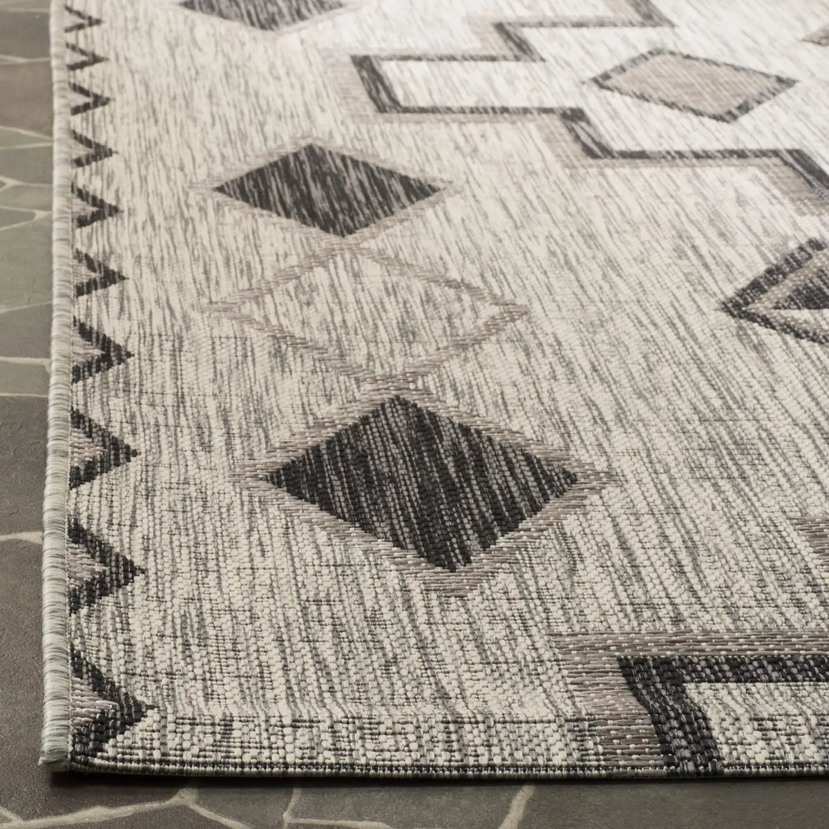 Safavieh Courtyard 5'-3" x 7'-7" Rug in Grey / Black