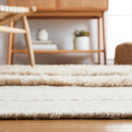 Safavieh Vermont 4'-0" x 6'-0" Rug in Ivory / Beige