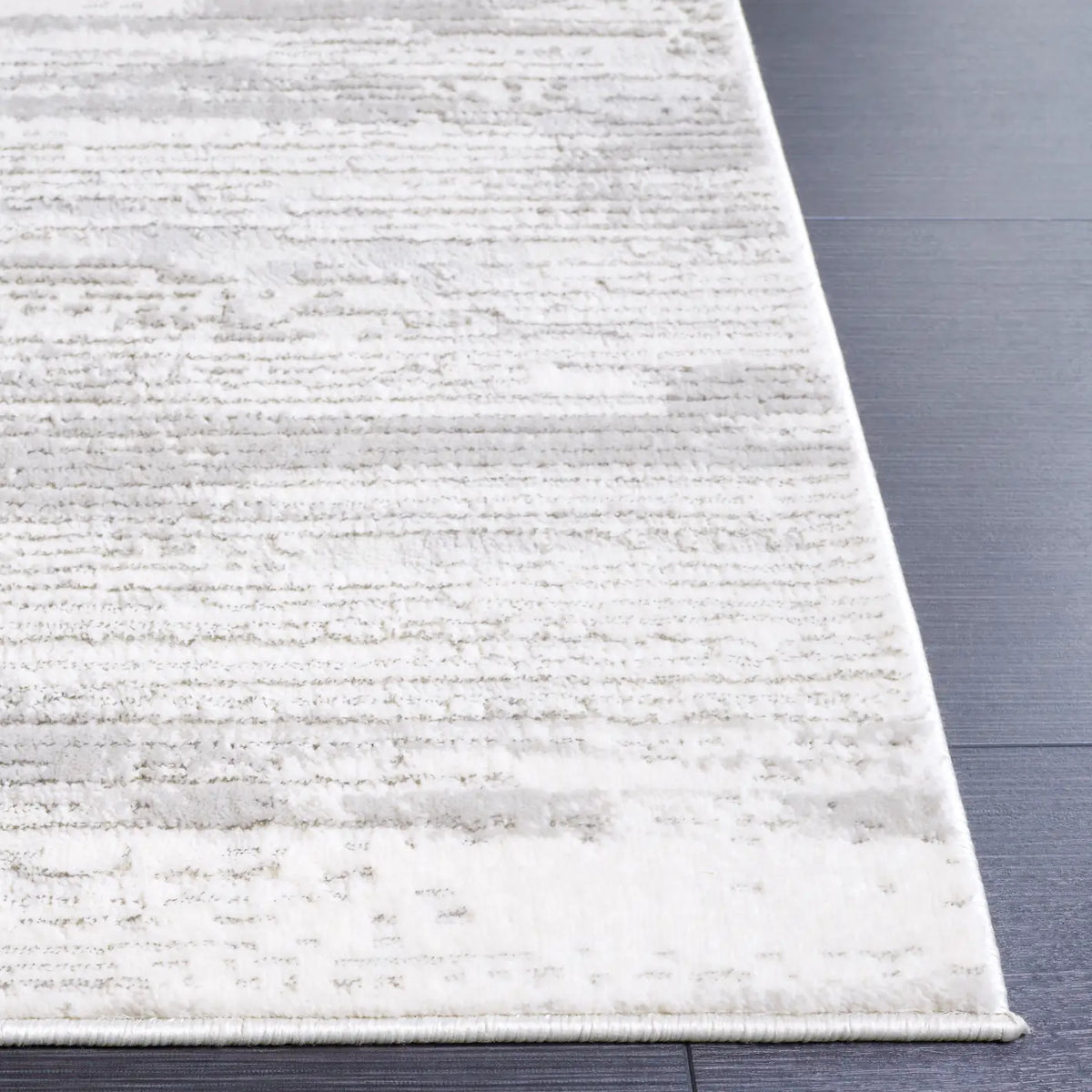Safavieh Hanna 4'-0" x 6'-0" Rug in Grey / Ivory
