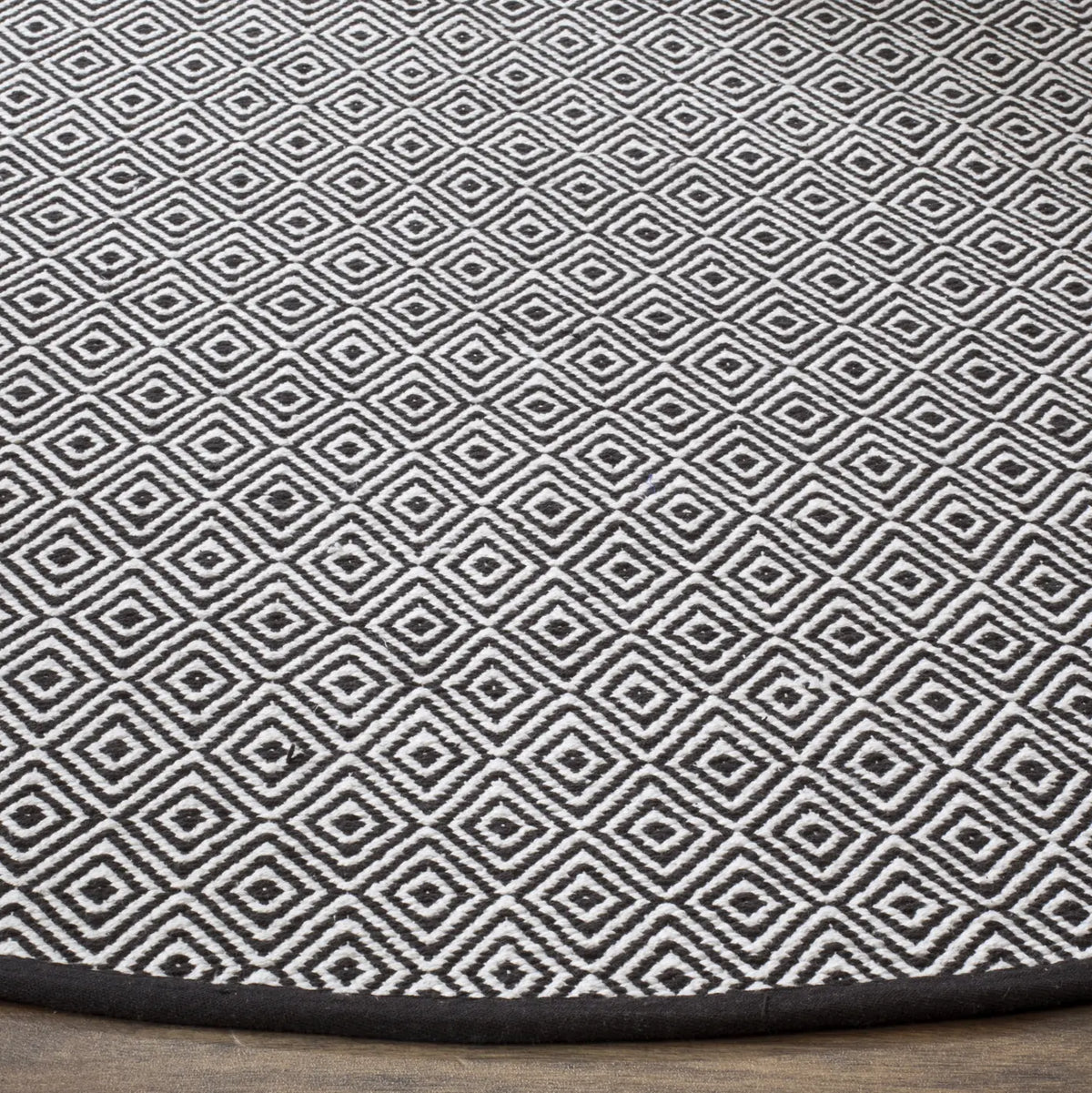 Safavieh Montauk 6'-0" x 6'-0" Rug in Ivory / Navy
