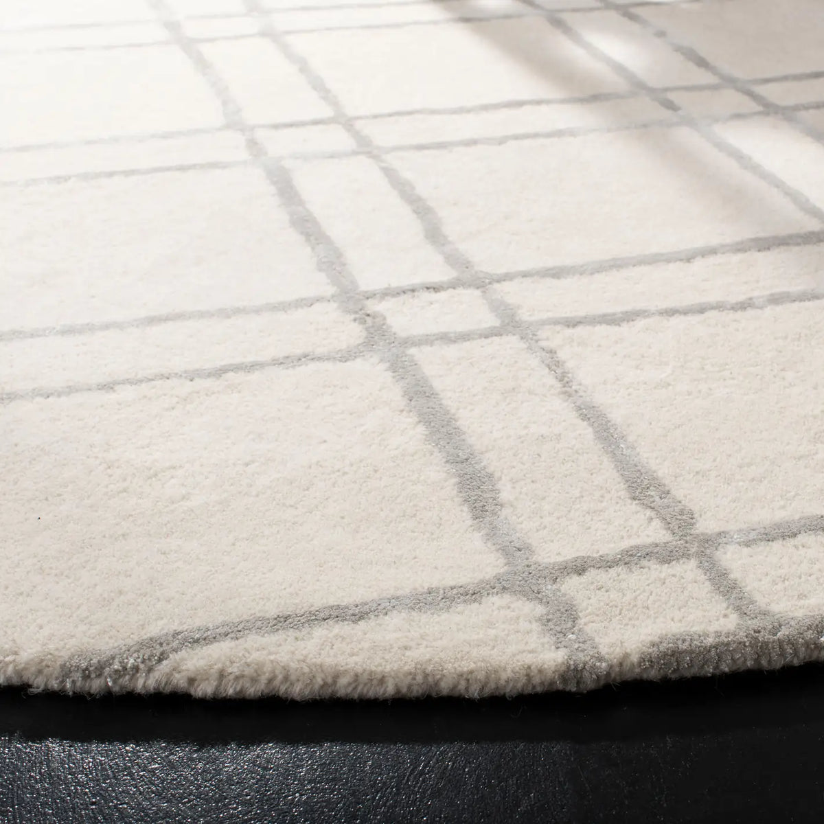 Safavieh Himalaya 6'-0" x 6'-0" Rug in Ivory / Silver