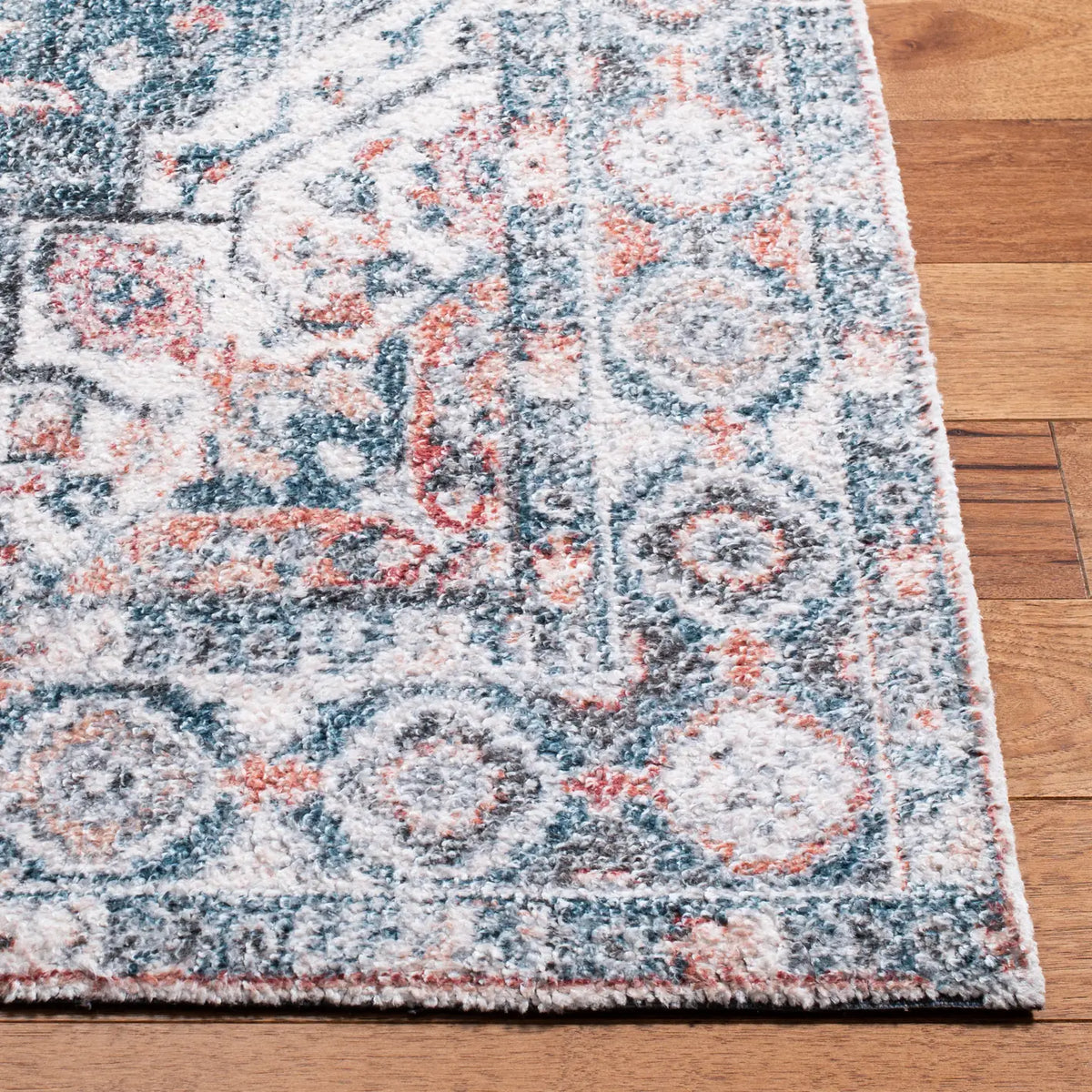 Safavieh Classic Vintage 4'-0" x 6'-0" Rug in Blue / Red