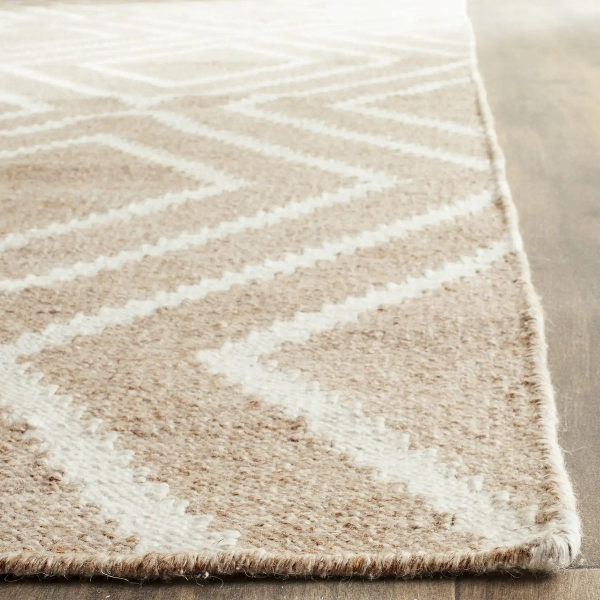 Safavieh Kilim 8'-0" x 10'-0" Rug in Beige / Ivory