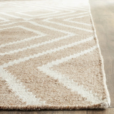 Safavieh Kilim 8'-0" x 10'-0" Rug in Beige / Ivory