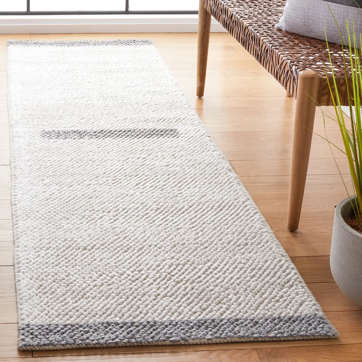 Safavieh Natura 2'-3" x 8'-0" Rug in Ivory / Grey