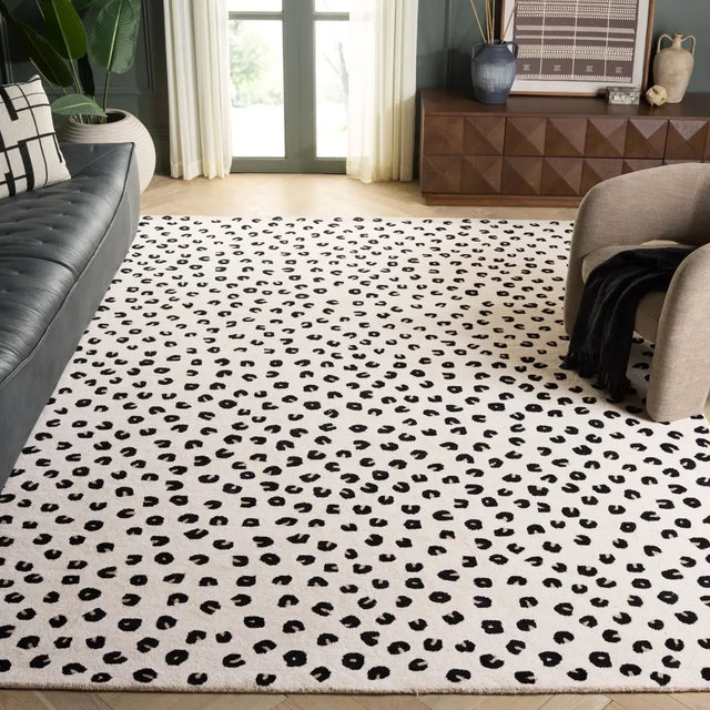 Safavieh Fifth Avenue 8'-0" x 10'-0" Rug in Ivory / Black