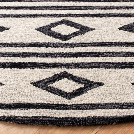 Safavieh Micro-Loop 5'-0" x 5'-0" Rug in Ivory / Charcoal