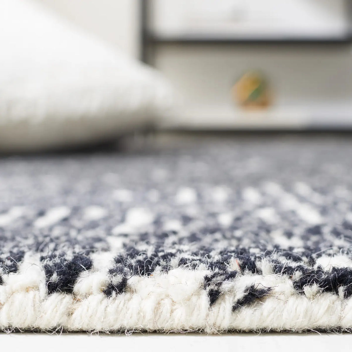 Safavieh Micro-Loop 4'-0" x 6'-0" Rug in Ivory / Black