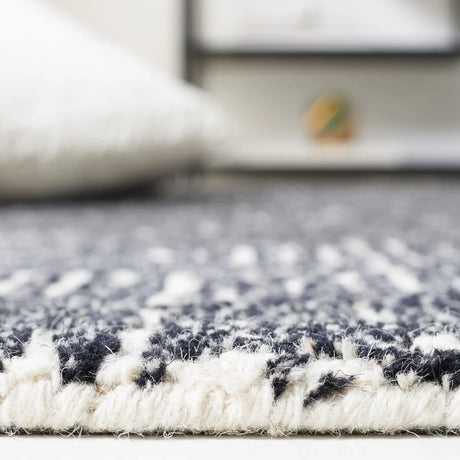 Safavieh Micro-Loop 4'-0" x 6'-0" Rug in Ivory / Black