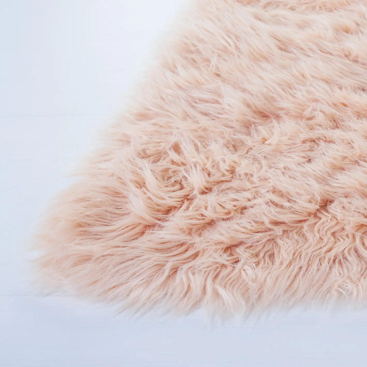 Safavieh Faux Sheep Skin 4'-0" x 6'-0" Rug in Light Pink