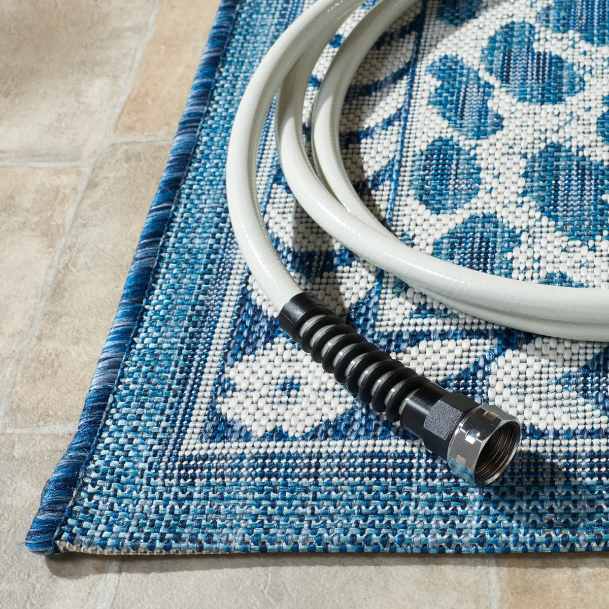 Safavieh Courtyard 4'-0" x 5'-7" Rug in Blue / Ivory