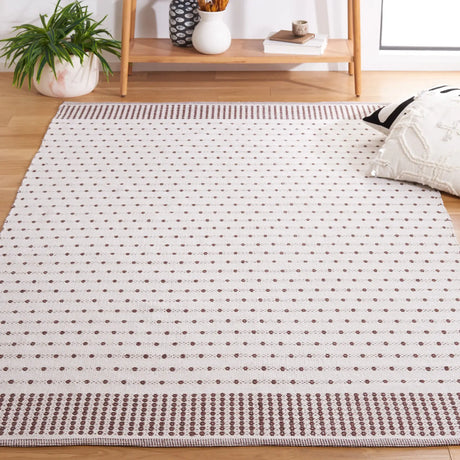 Safavieh Montauk 4'-0" x 6'-0" Rug in Brown / Ivory
