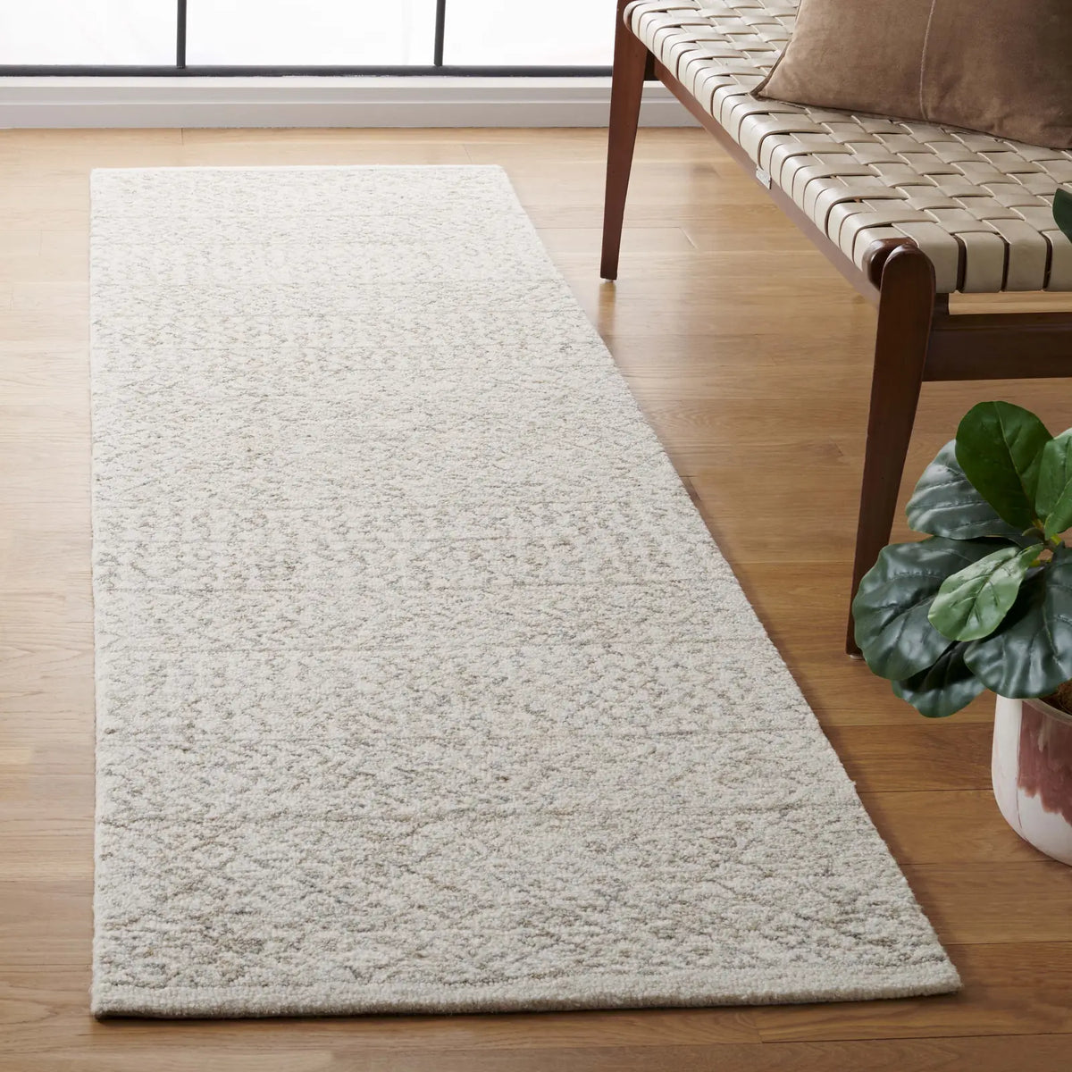 Safavieh Metro 2'-3" x 8'-0" Rug in Ivory