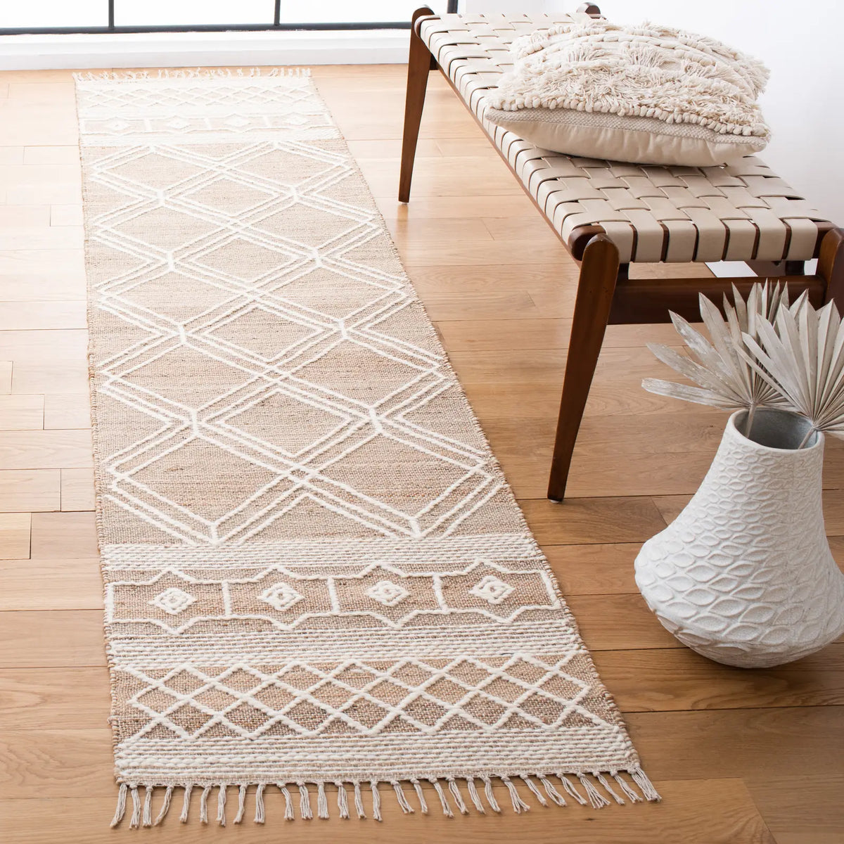 Safavieh Kilim 2'-3" x 7'-0" Rug in Natural / Ivory