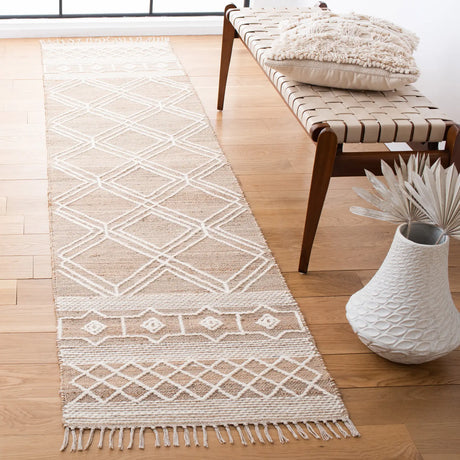 Safavieh Kilim 2'-3" x 7'-0" Rug in Natural / Ivory