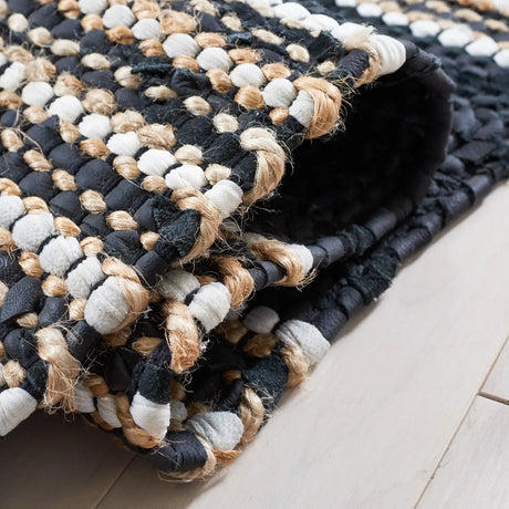 Safavieh Vintage Leather 4'-0" x 6'-0" Rug in Black / Natural