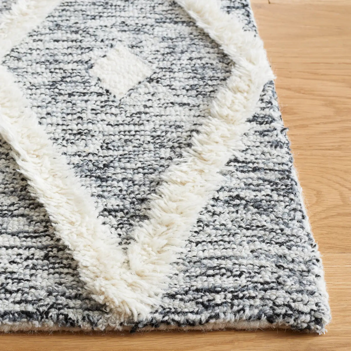 Safavieh Casablanca 4'-0" x 6'-0" Rug in Black / Ivory