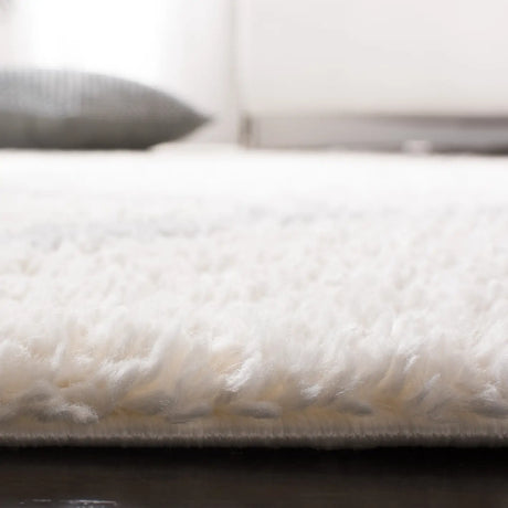 Safavieh Parma Shag 4'-0" x 6'-0" Rug in Cream / Grey