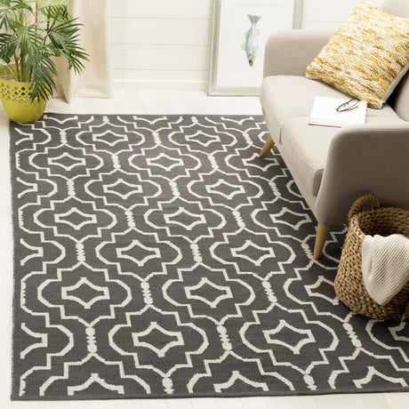 Safavieh Montauk 4'-0" x 6'-0" Rug in Dark Grey / Ivory