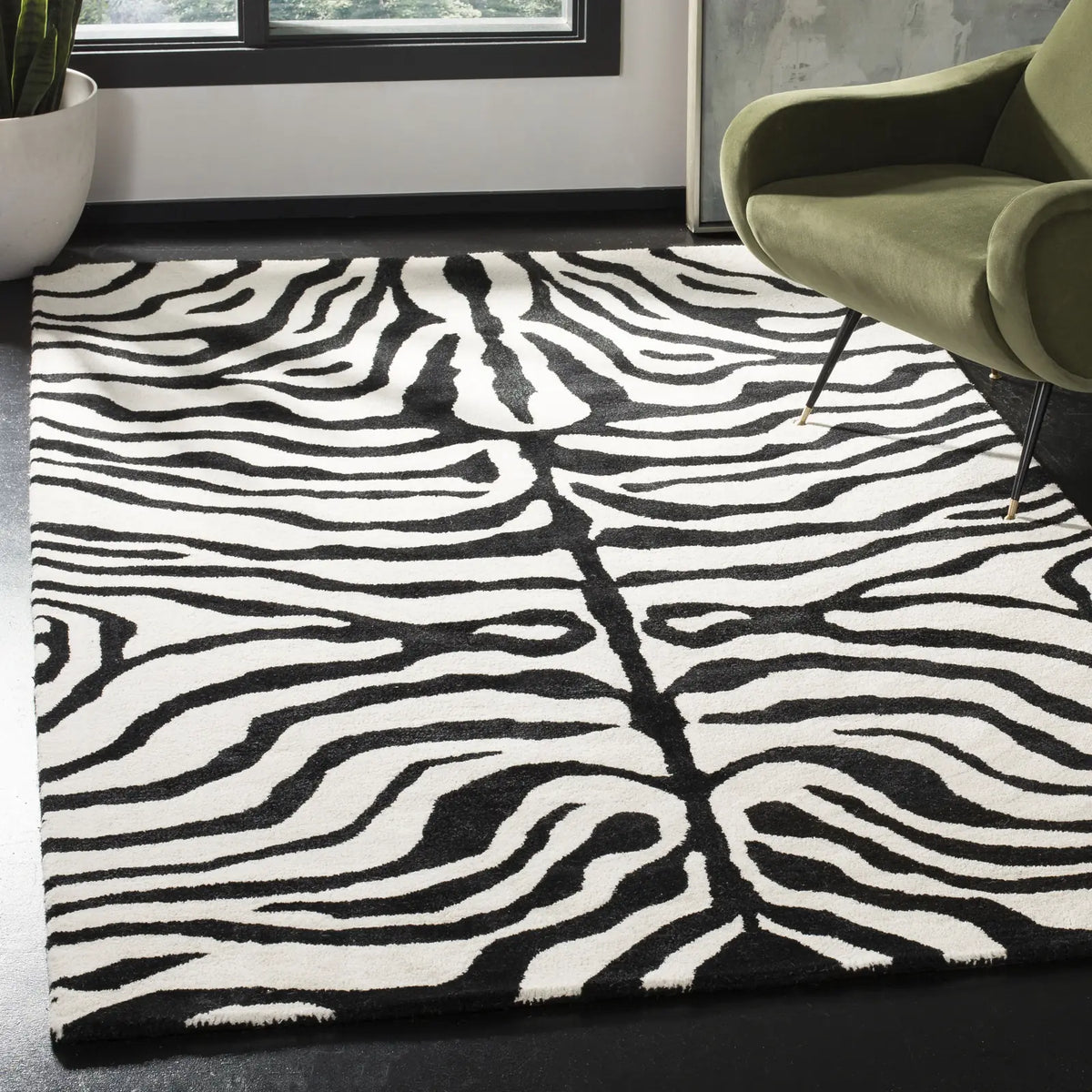 Safavieh Soho 5'-0" x 8'-0" Rug in Black / White