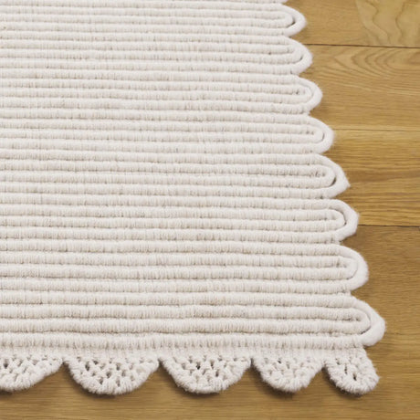 Safavieh Montauk 4'-0" x 6'-0" Rug in Ivory