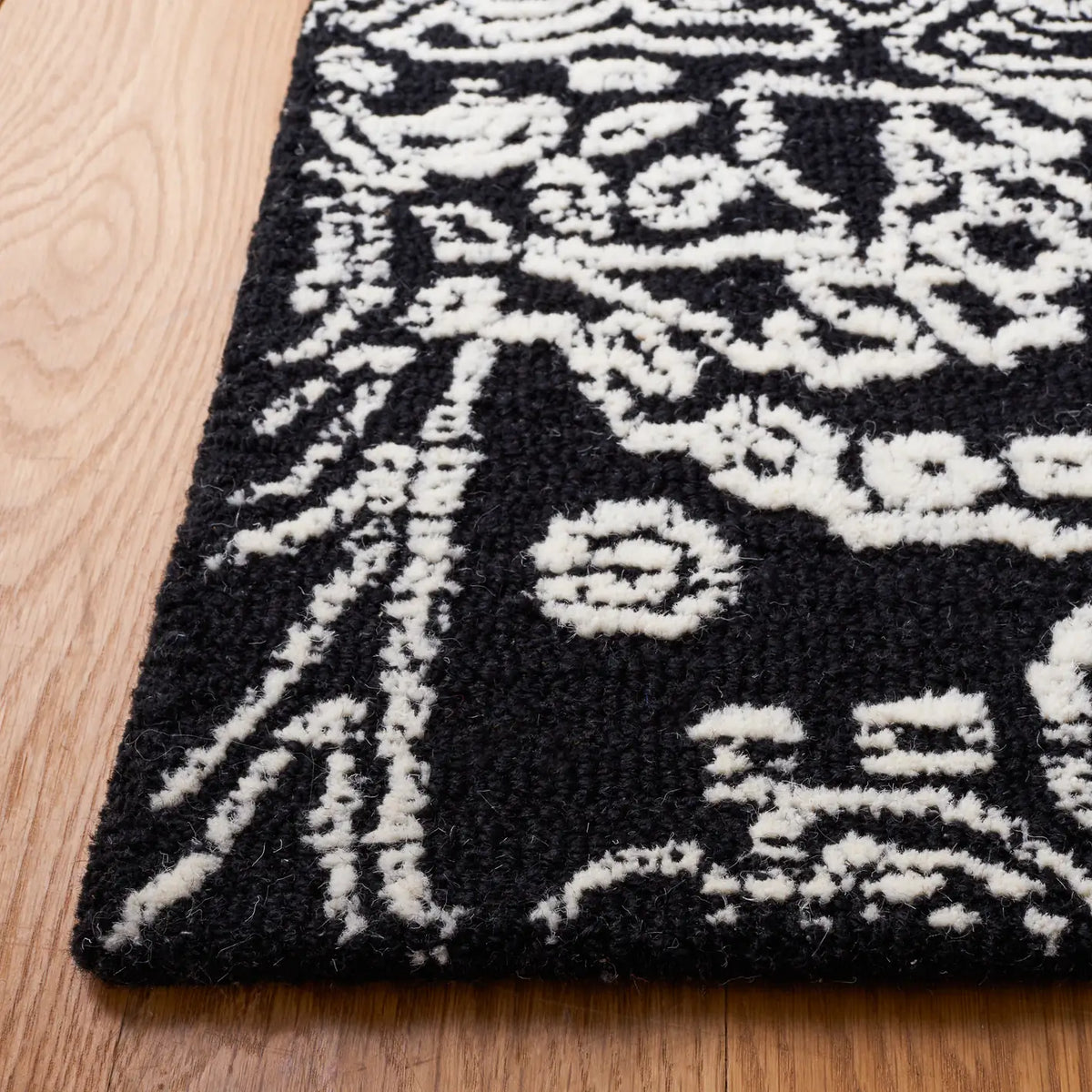 Safavieh Metro 4'-0" x 6'-0" Rug in Black / Ivory