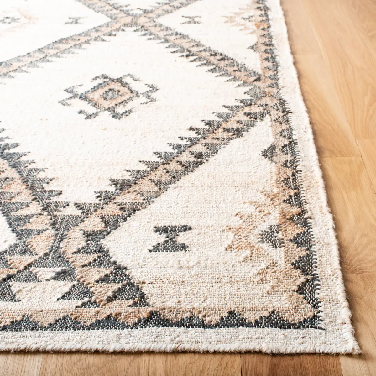 Safavieh Kilim 4'-0" x 6'-0" Rug in Ivory / Black