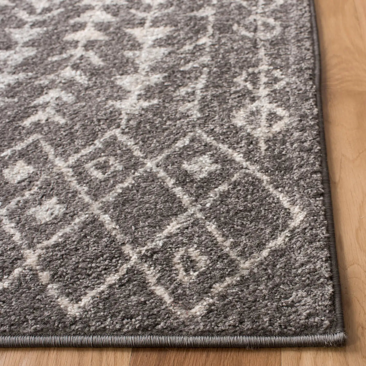 Safavieh Tulum 5'-3" x 7'-6" Rug in Dark Grey / Ivory