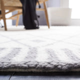 Safavieh Vermont 4'-0" x 6'-0" Rug in Ivory / Grey