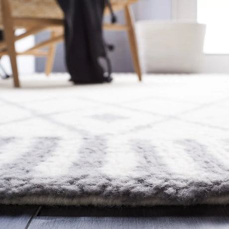 Safavieh Vermont 4'-0" x 6'-0" Rug in Ivory / Grey