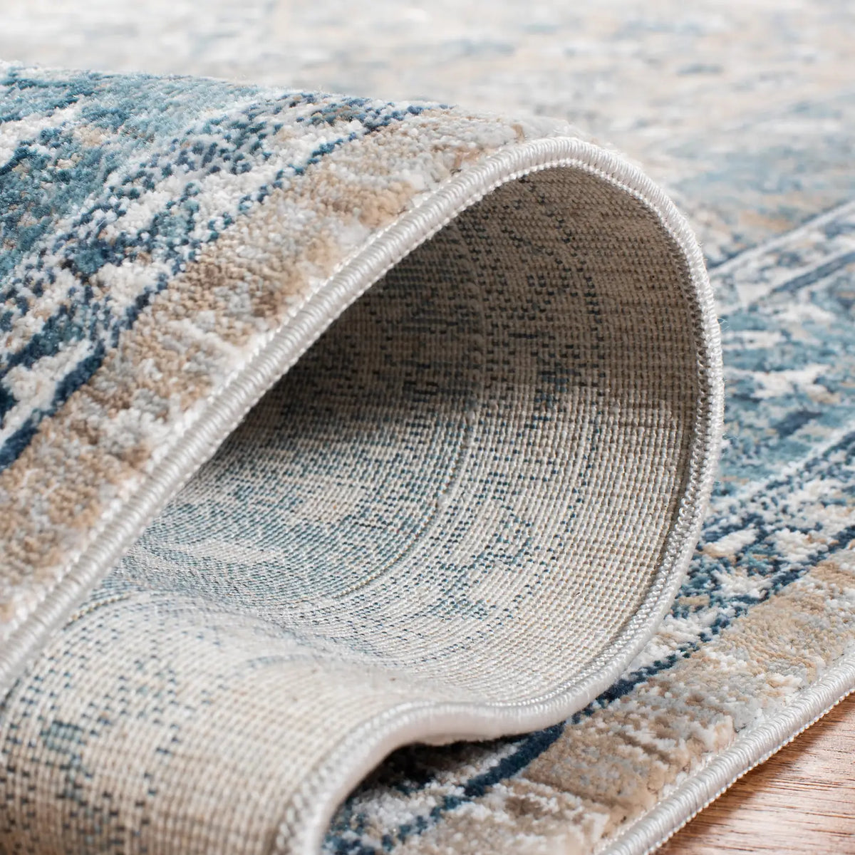 Safavieh Victoria 5'-0" x 8'-0" Rug in Blue / Grey