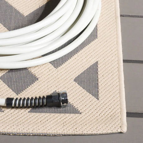 Safavieh Courtyard 4'-0" x 5'-7" Rug in Grey / Bone