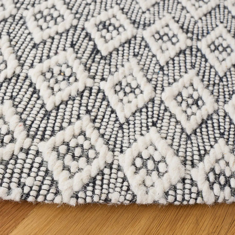 Safavieh Marbella 6'-0" x 6'-0" Rug in Ivory / Black