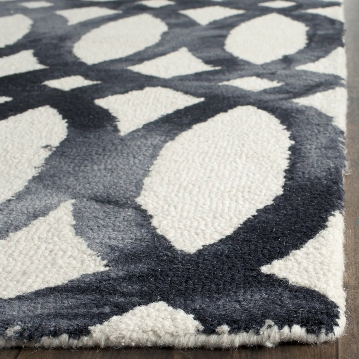 Safavieh Dip Dye 2'-3" x 10'-0" Rug in Ivory / Graphite