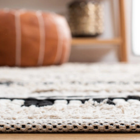 Safavieh Natura 4'-0" x 6'-0" Rug in Beige / Black