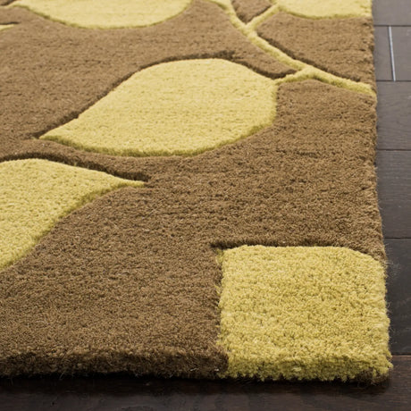 Safavieh Soho 5'-0" x 8'-0" Rug in Green / Beige