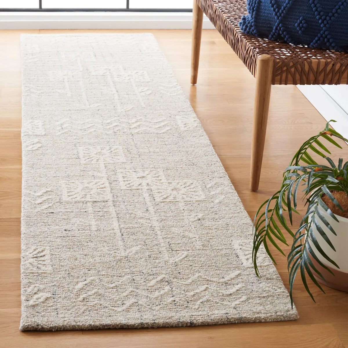 Safavieh Metro 2'-3" x 9'-0" Rug in Beige / Ivory