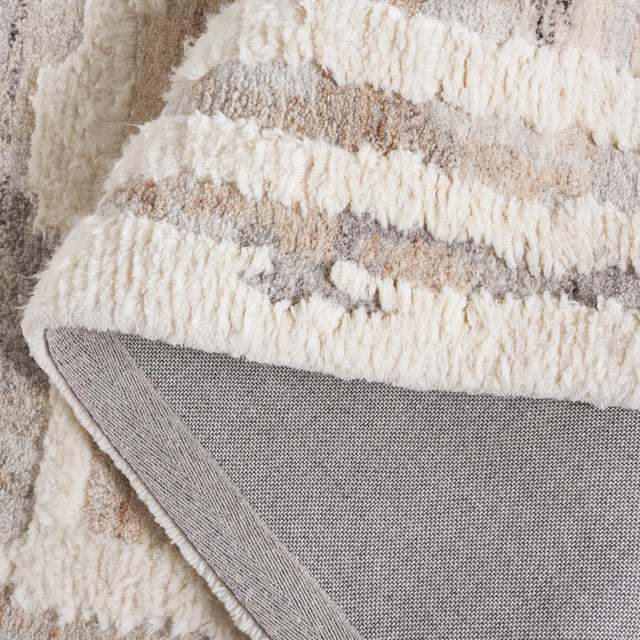 Safavieh Casablanca 4'-0" x 6'-0" Rug in Beige / Ivory