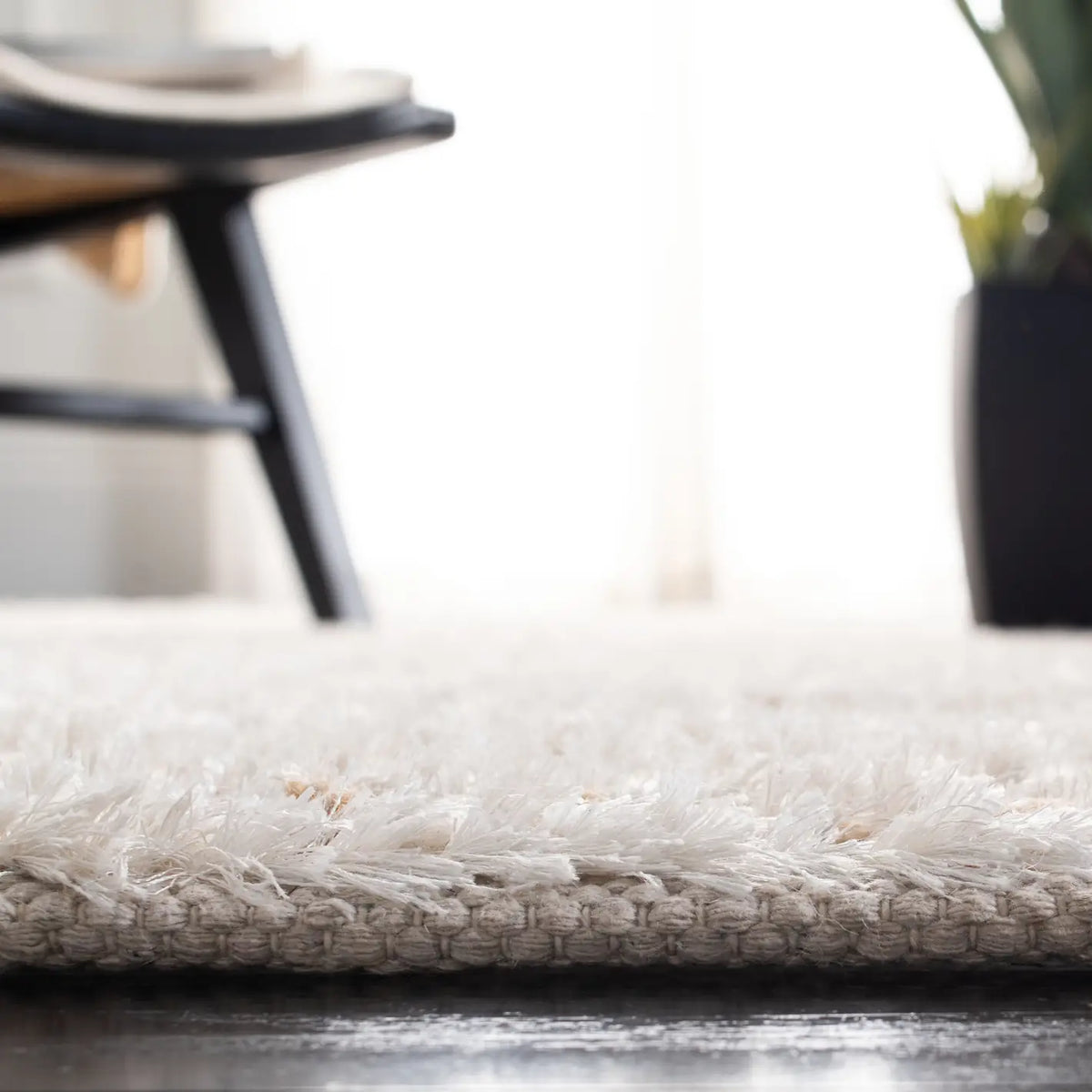 Safavieh Classic Shag 4'-0" x 6'-0" Rug in White / Beige