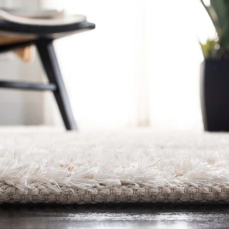 Safavieh Classic Shag 4'-0" x 6'-0" Rug in White / Beige