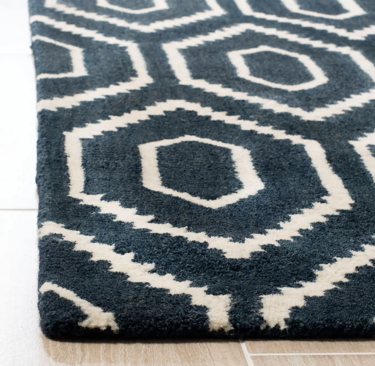 Safavieh Himalaya 4'-0" x 6'-0" Rug in Navy / Ivory