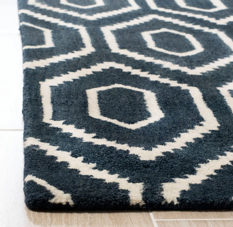 Safavieh Himalaya 4'-0" x 6'-0" Rug in Navy / Ivory