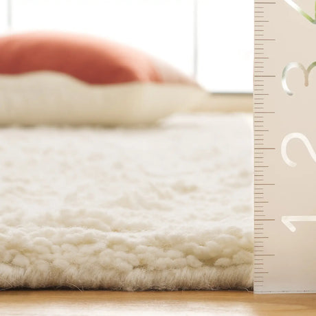 Safavieh Vermont 4'-0" x 6'-0" Rug in Ivory