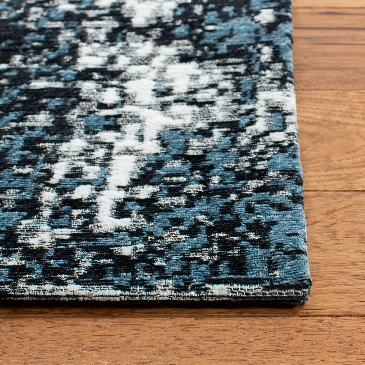 Safavieh Classic Vintage 5'-0" x 8'-0" Rug in Navy / Ivory