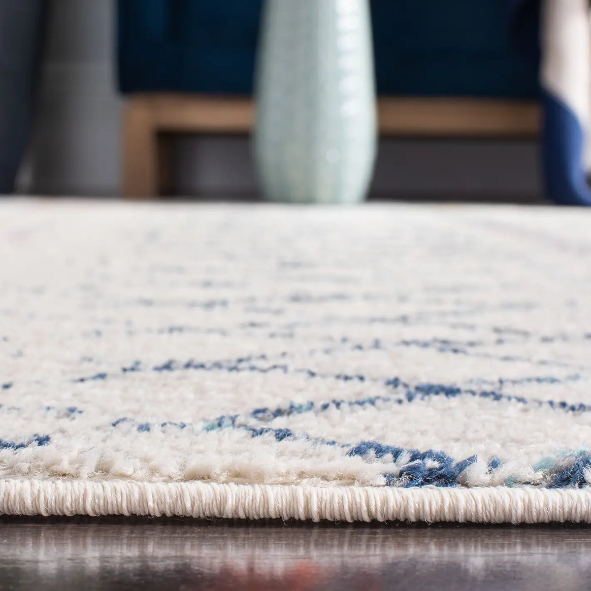 Safavieh Madison 700 4'-0" x 6'-0" Rug in Ivory / Dark Blue