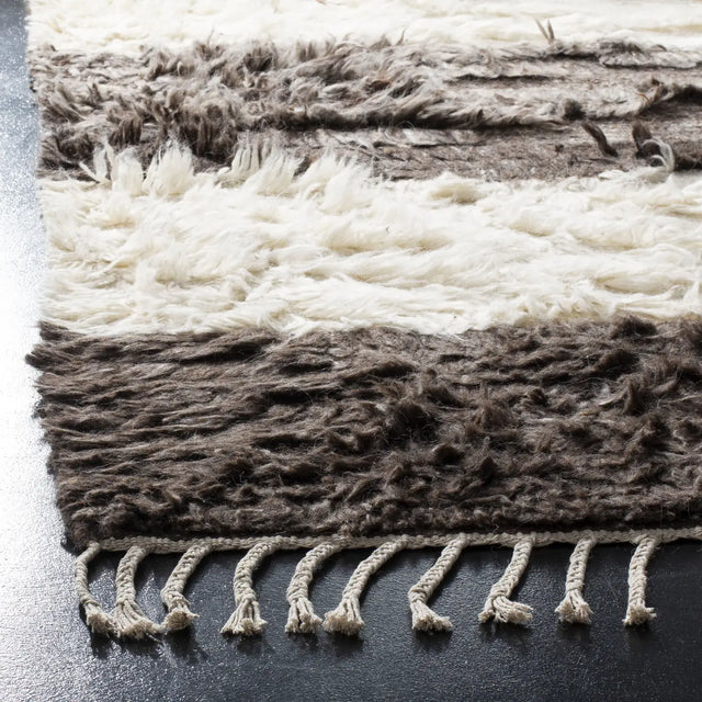 Safavieh Kenya 4'-0" x 6'-0" Rug in Ivory / Grey